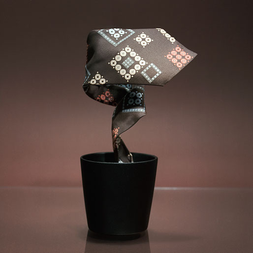 Produktfotografi av en slips som växer ur en blomkruka