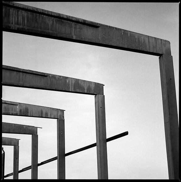 Fotografi av cementpelare på Håstaholmen i Hudiksvall