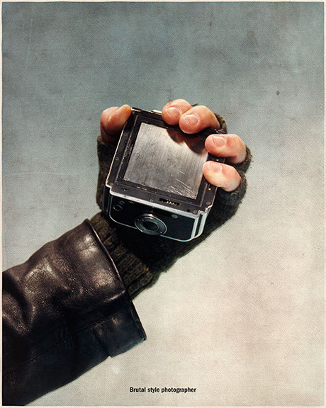 En hand håller hotfullt i ett Hasselblad A12 magasin