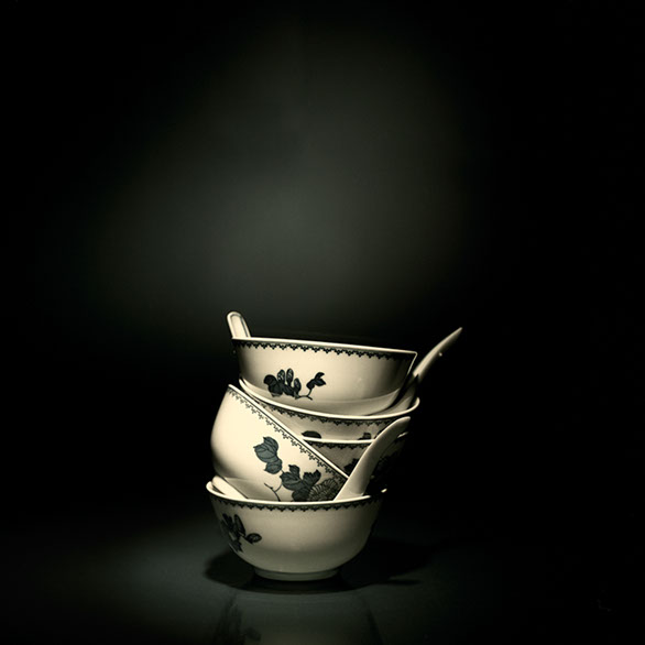 Produktfotografi av en trave kinesiska skålar och skedar