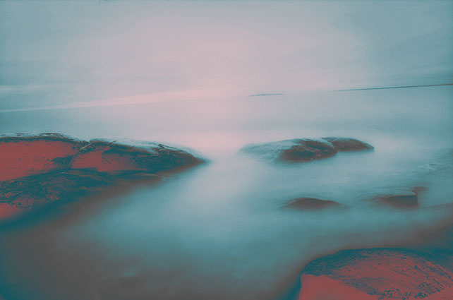 Split tonat fotografi på klippor vid Söröns norra sida