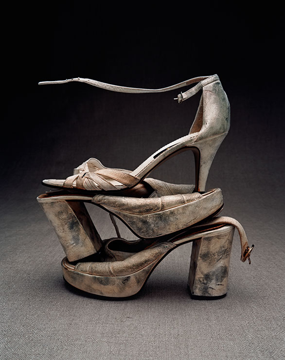 Produktfotografi av förbrukade gammla dansskor travande på varandra