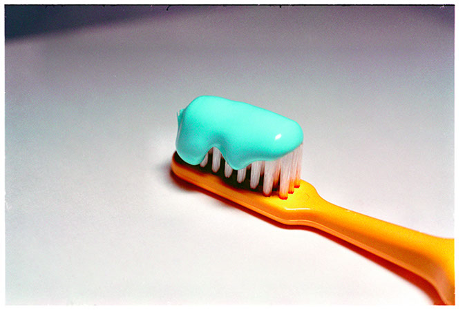 Produktfotografi av en tandborste som täkts med tandkräm
