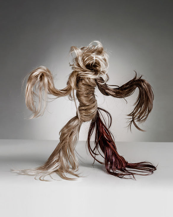 Reklamfotografi av ett monster gjord av löshår.